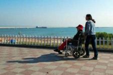 河源八旬老人推轮椅带老伴游中国(为了方便推轮椅带老伴出门)