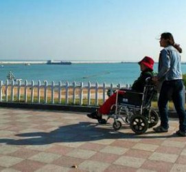 河源八旬老人推轮椅带老伴游中国(为了方便推轮椅带老伴出门)